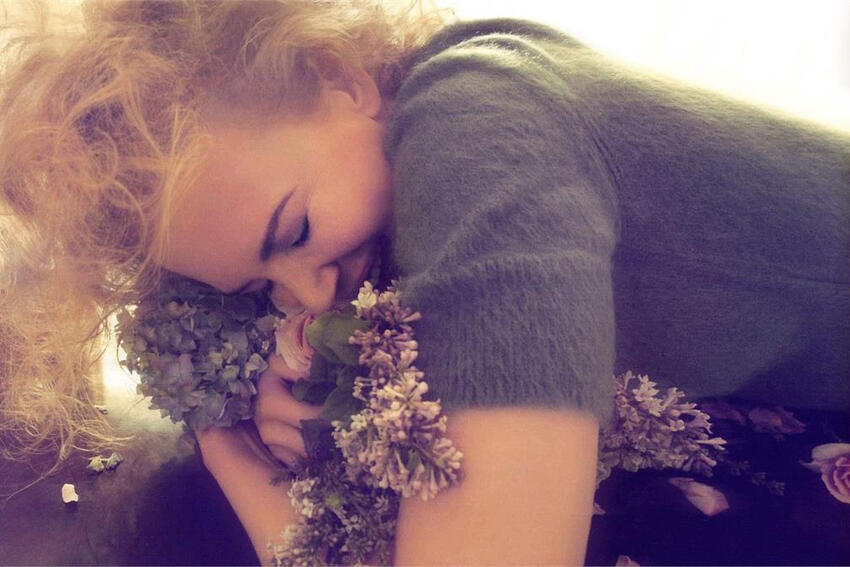 Lyset som Camilla Åkrans former